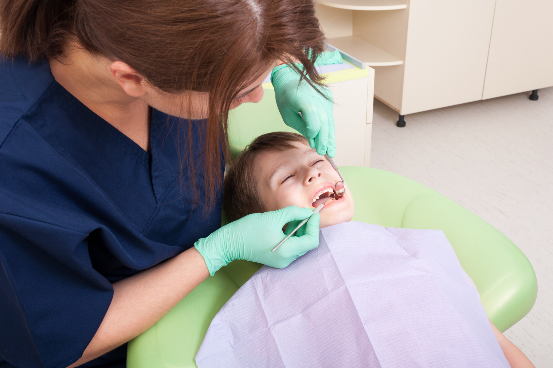 bērns zobārsta apmeklējuma laikā